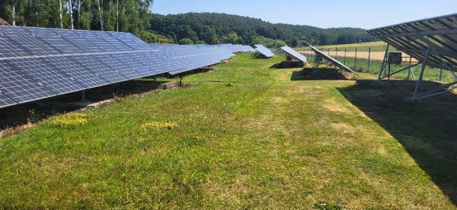 Sekání trávy u fotovoltaické elektrárny
